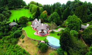 A Tyson Properties property in the Midlands in KZN which enjoys spectacular views over Boschhoek Golf Estate and the Drakensberg mountain range. POA