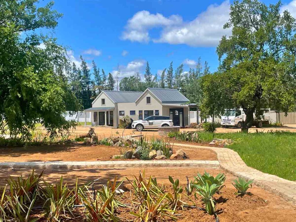 Orchard Hills is located outside the fast-developing town of Hoedspruit – it’s situated in between orchards to create a country atmosphere.