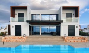 House for sale with swimming pool in